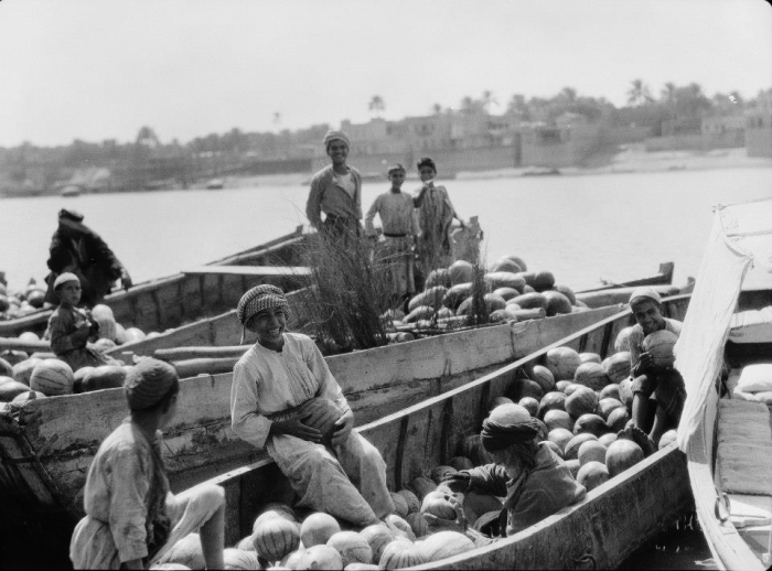 بغداد عام 1932 تحميل محصول البطيخ في المراكب لنقله عبر نهر دجلة