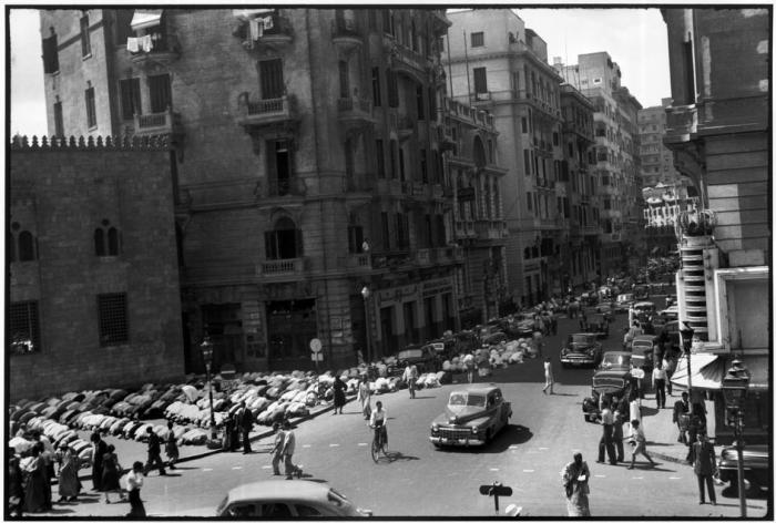 المصلون خلال صلاة الظهر في حي قصر النيل بالقاهرة عام 1950