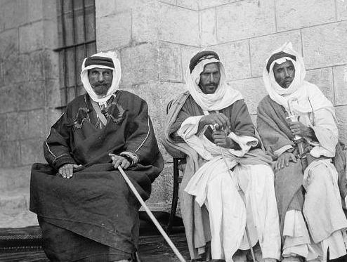 صورة قديمة لمجموعة من مشايخ العشائر .. 17 نيسان 1921