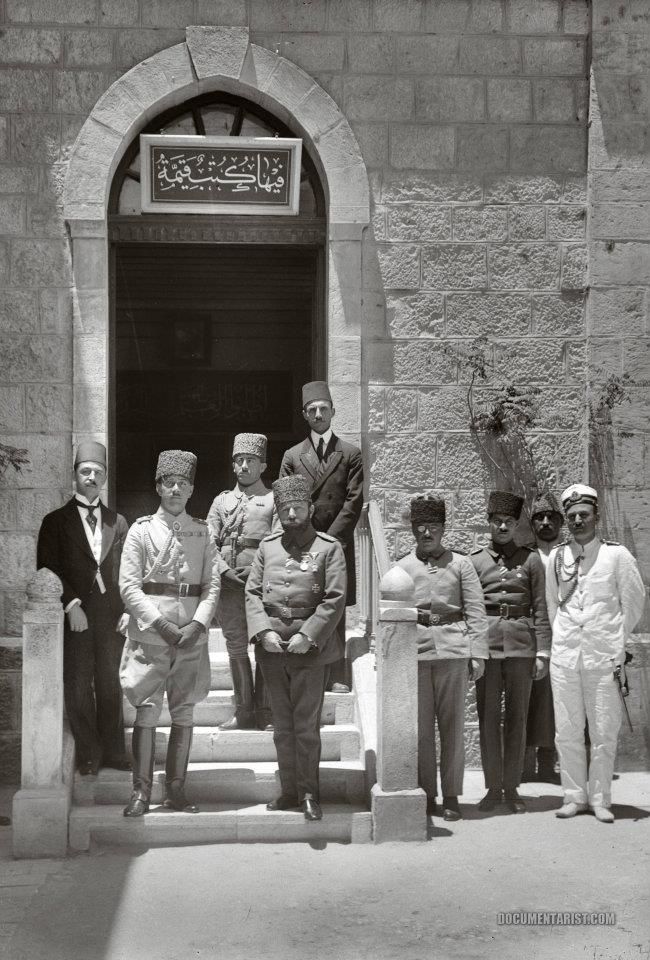 الأمير عثمان وجمال باشا في مدرسة الصالحية في القدس عام 1917