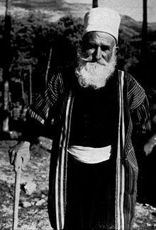 رجل دين درزي يرتدي الزي الديني الرسمي