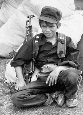 مقاتل فلسطيني في أحد مخيمات لبنان 1986م