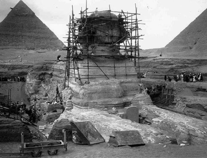 صورة نادرة لترميم وازالة الاتربة عن تمثال ابو الهول عام  1925