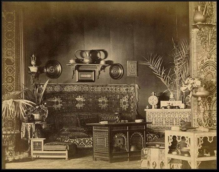 غرفه المعيشة او صالون احد اثرياء مصر, صورة من سنة 1885