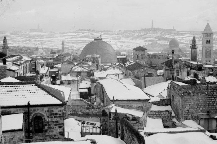 الثلوج تغطي سطوح منازل مدينة القدس  1921
