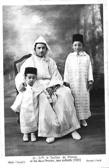 محمد الخامس سلطان المغرب و ولي عهده مولاي الحسن (الحسن الثاني) ونجله الأصغر الأمير مولاي عبد الله