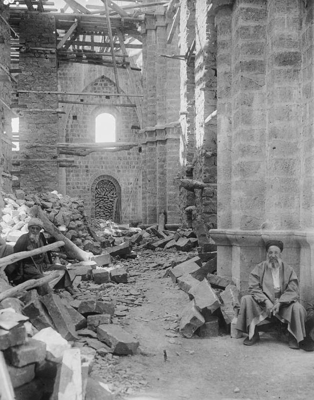 حمص - مسجد خالد بن الوليد في العام 1908 اثناء اعمال الترميم. مجموعة المهندس هادي البحرة
