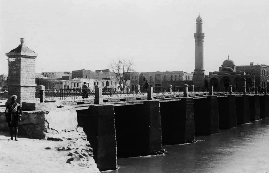 دير الزور الجسر العتيق على نهر الفرات ويمينا جامع السرايا ثلاثينيات القرن الماضي Ajdad Al Arab أجداد العرب
