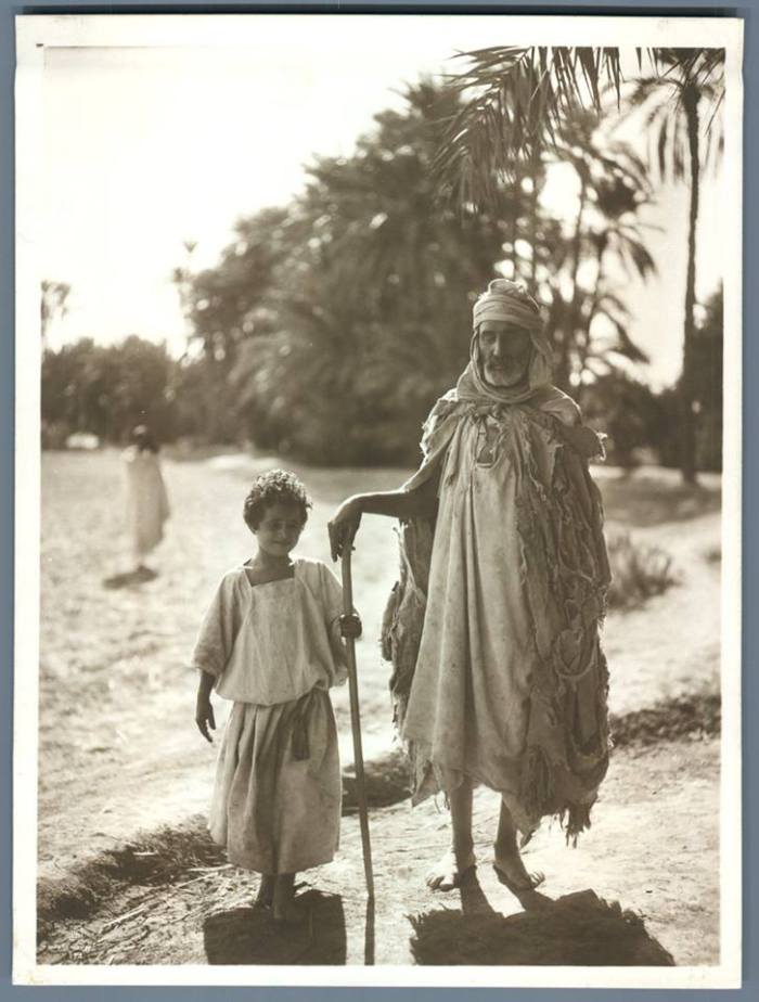 طفل ورجل أعمى , الجزائر 1900